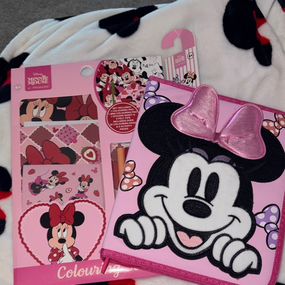 Disney Other - Disney Minnie Mouse activity and coloring set